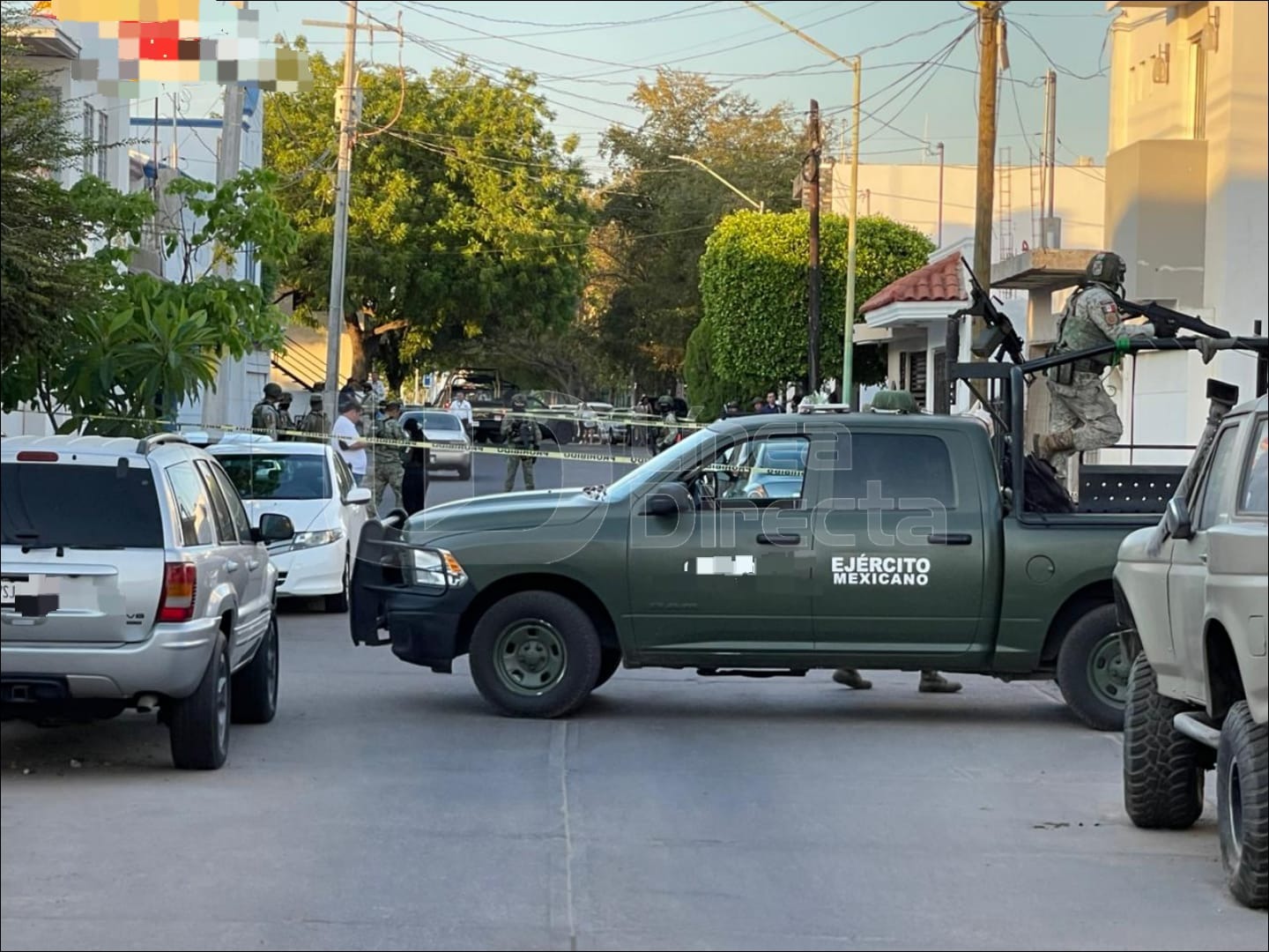 Camioneta del ejército mexicano con elementos de seguridad