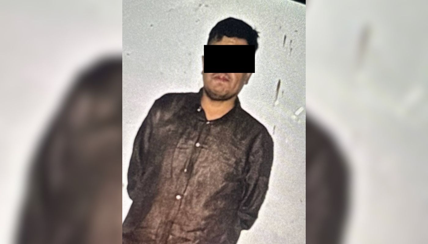 Persona detenida con el rostro cubierto