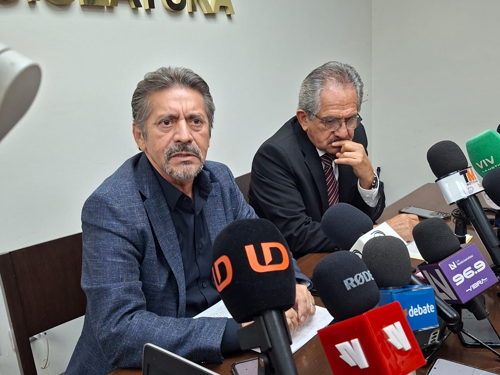Eligio López Portillo hablando con los medios