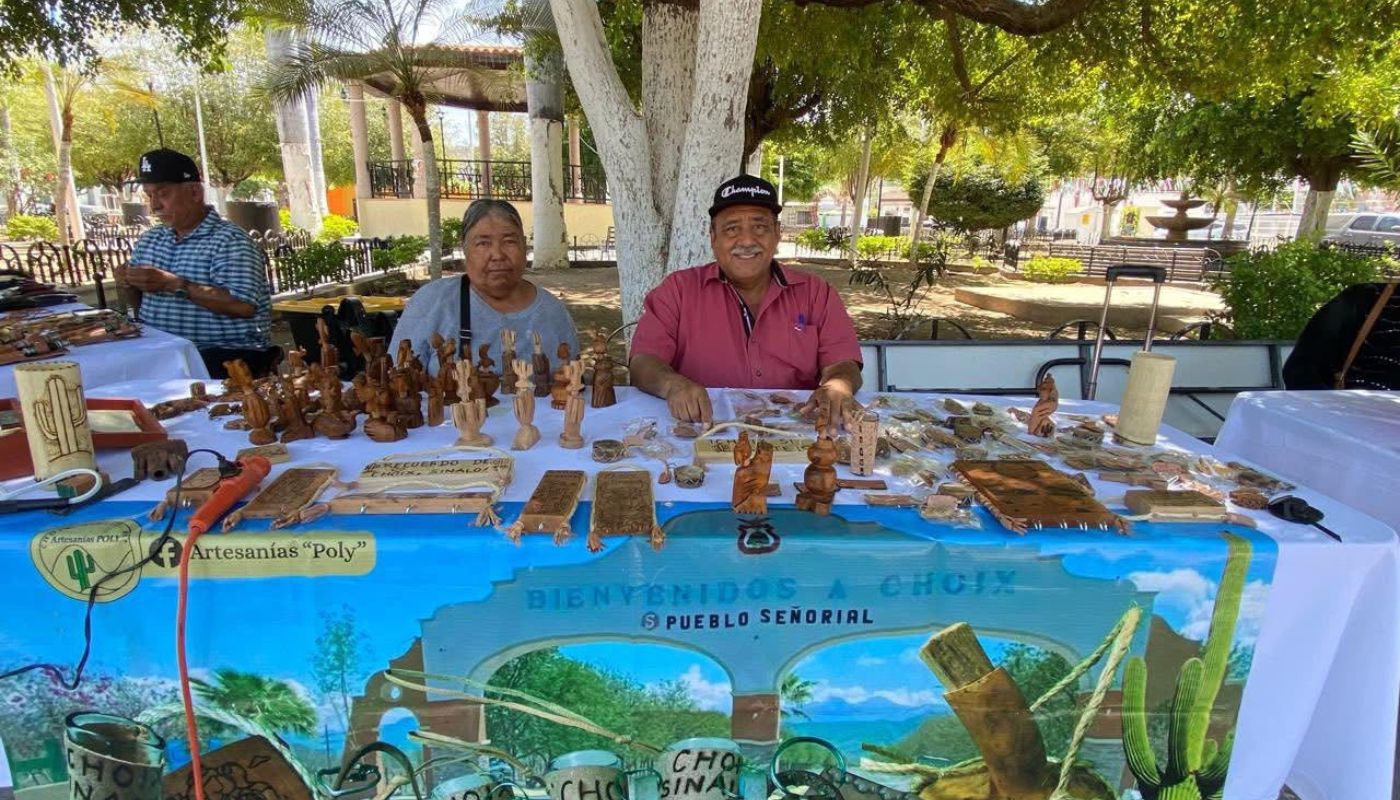 dos personas en una mesa con un puesto informal en una plazuela