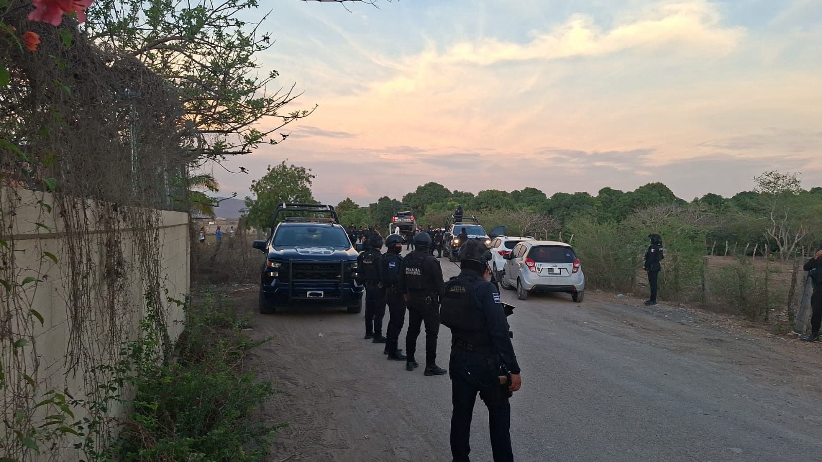 Policías estatales en el lugar donde ocurrió el enfrentamiento.
