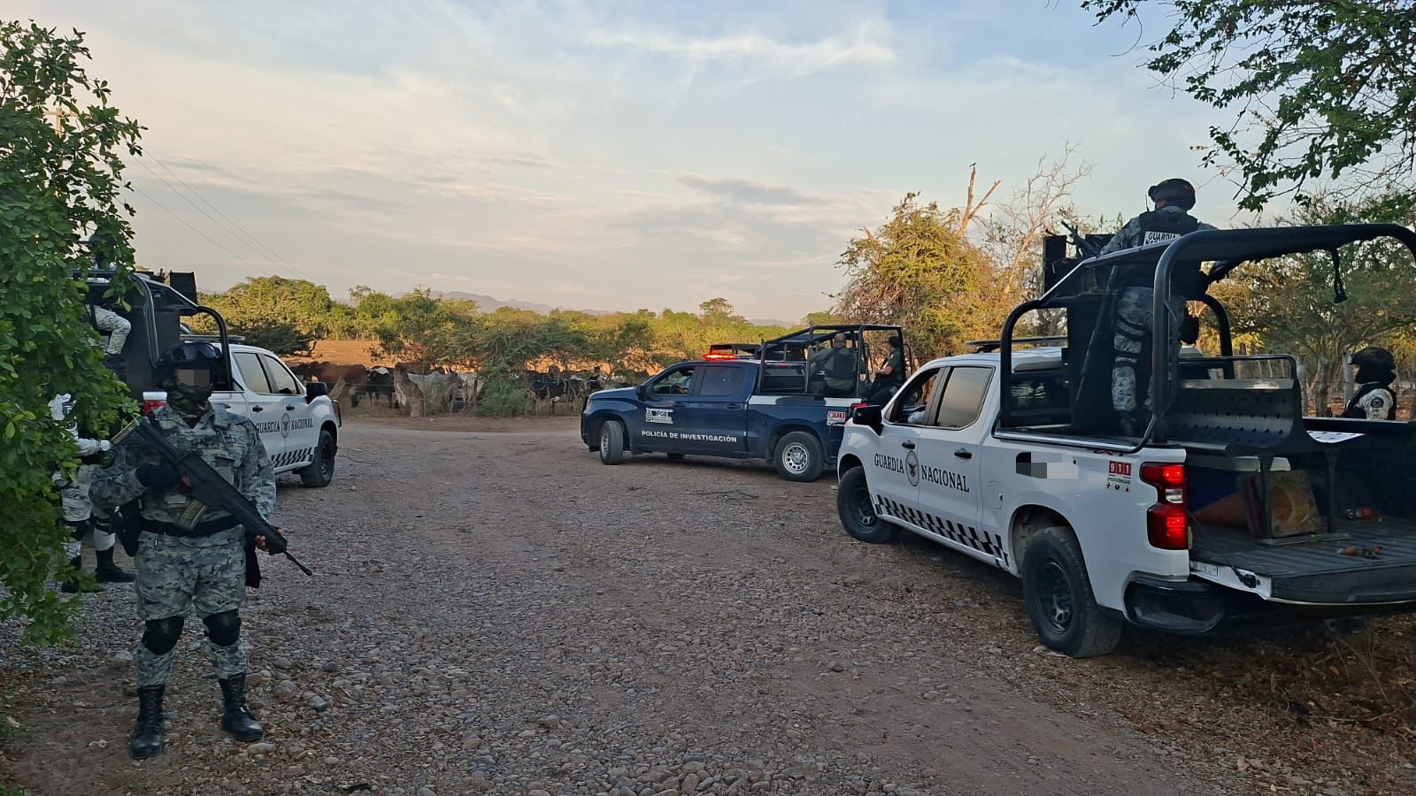 Elementos de la Guardia Nacional y de la Policía de Investigación en el lugar del enfrentamiento.