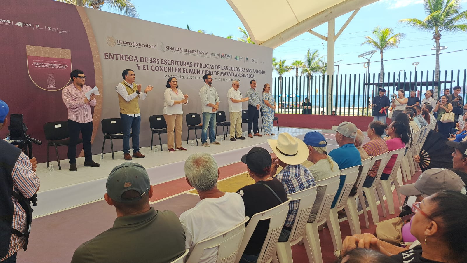Entrega de escrituras a familias de colonias San Antonio y El Conchi II, en Mazatlán.