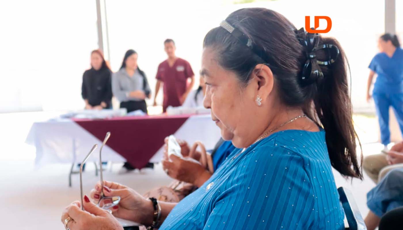 Entregan lentes y aparatos funcionales en Los Mochis
