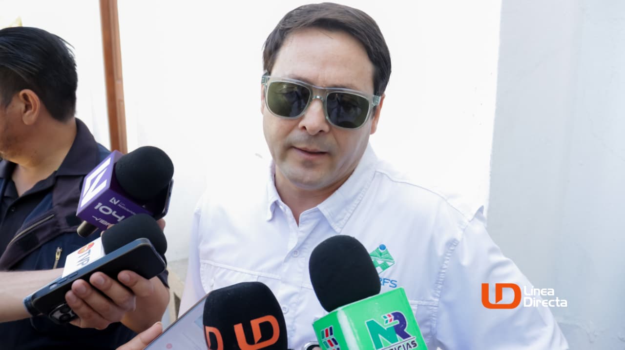 Ernesto Suárez Andujo hablando con los medios