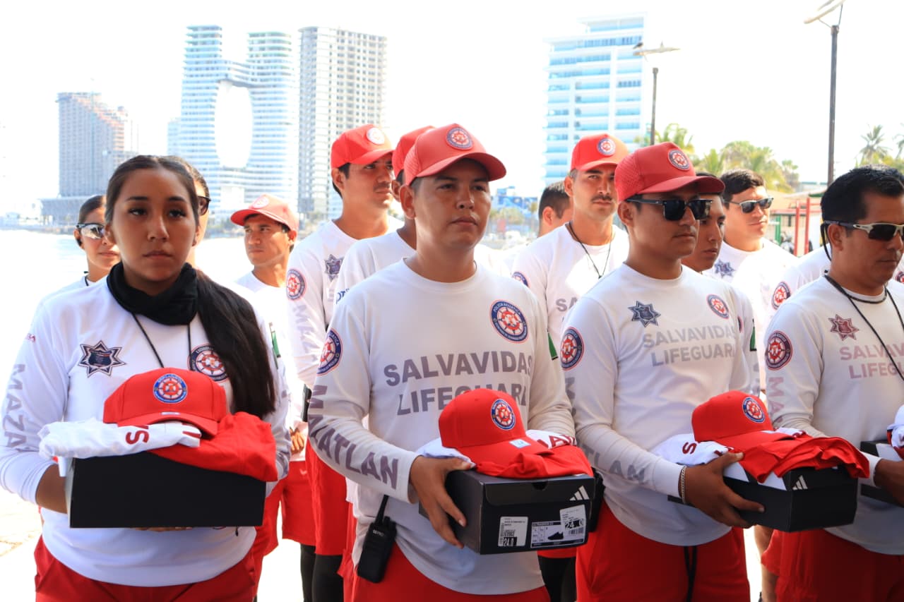 Personal de Policía Acuática con uniformes