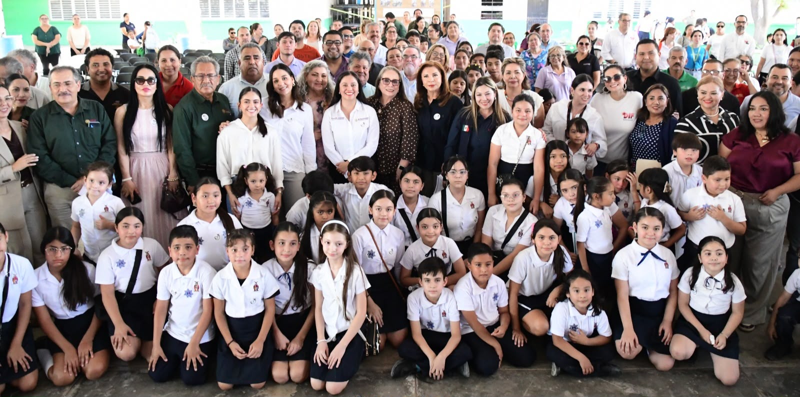 Niñas y niños en escuela junto a titular de Sepyc