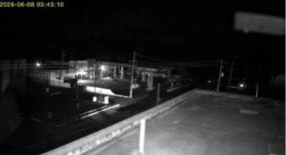Cámara de seguridad con una gasolinera de fondo