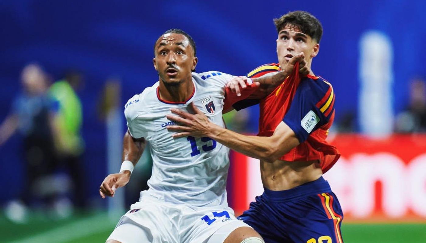 Jugador de Cabo Verde peleando una pelota contra Cubarsí