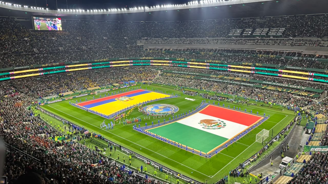 Inicio del partido entre México y Ecuador en el Estadio Azteca.