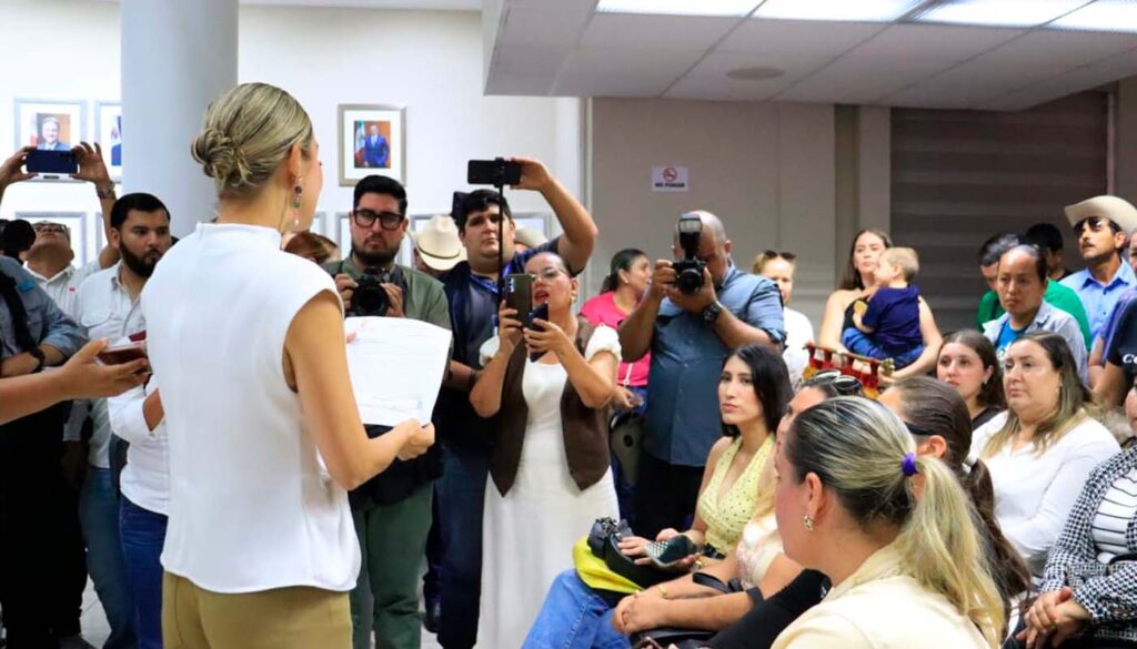 Estrella Palacios lee cancelación de sesión de cabildo