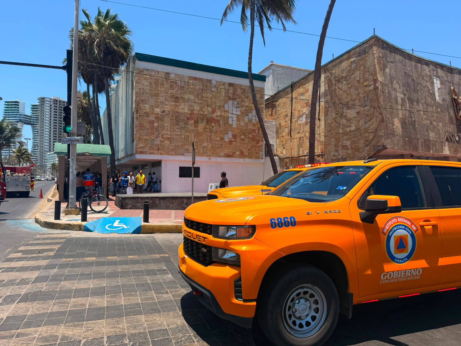 Protección Civil en el lugar donde fue el reporte de olor a gas.