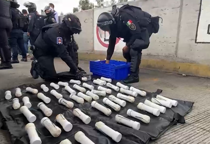 Aseguran 59 artefactos explosivos caseros en autobuses donde viajaban estudiantes de Ayotzinapa