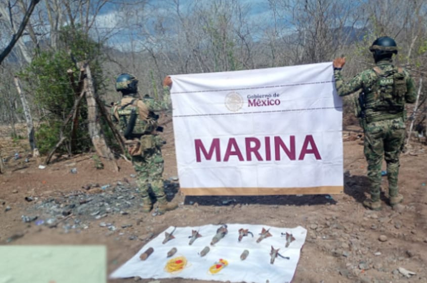 Dos elementos de la Marina junto a una lona y explosivos asegurados