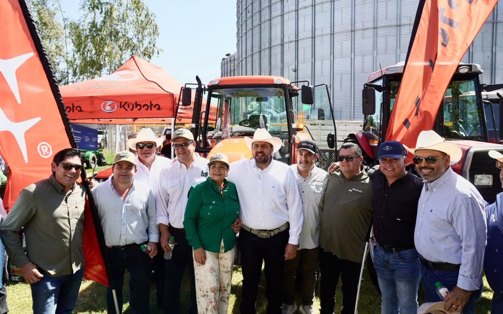 Al alcaldesa de Guasave junto a productores en la Expo Día del Agricultor