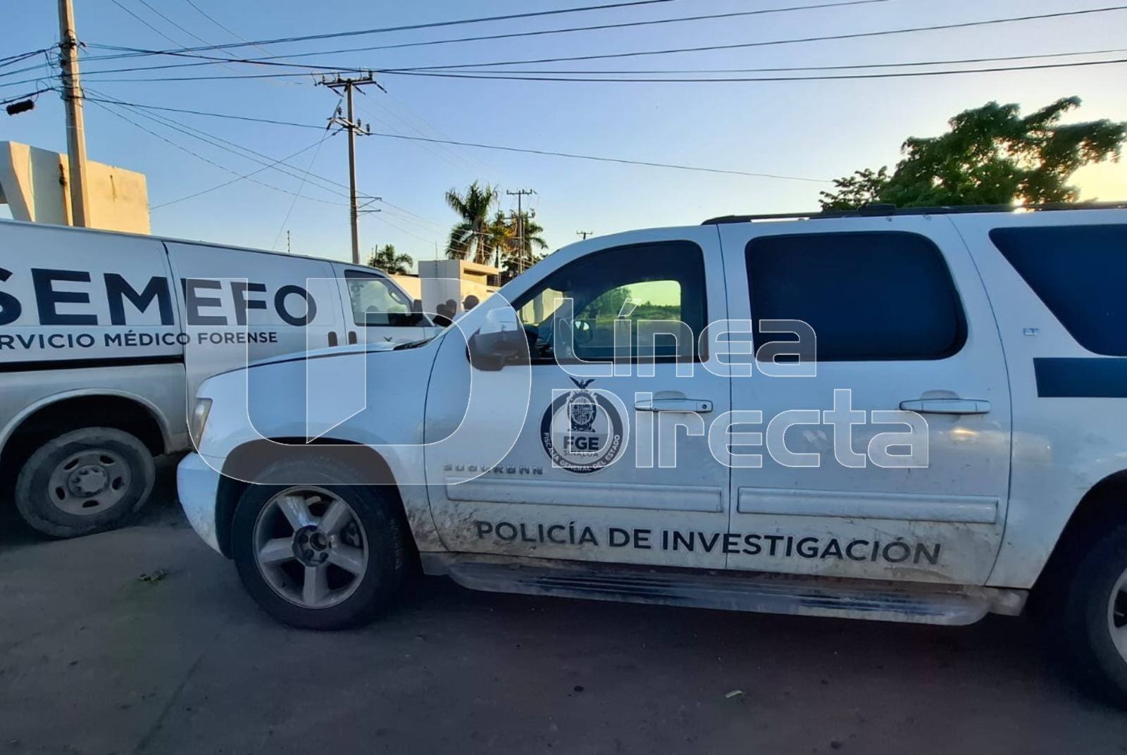 Camioneta de la Policía de investogación de la FGE junto a una camioneta de la SEMEFO