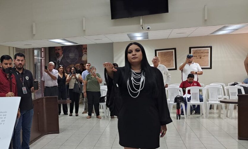 Fabiola Osuna Patrón con el brazo derecho estirado