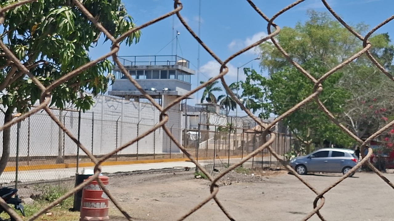 Rejas de metal y de fondo el centro penitenciario de Mazatlán