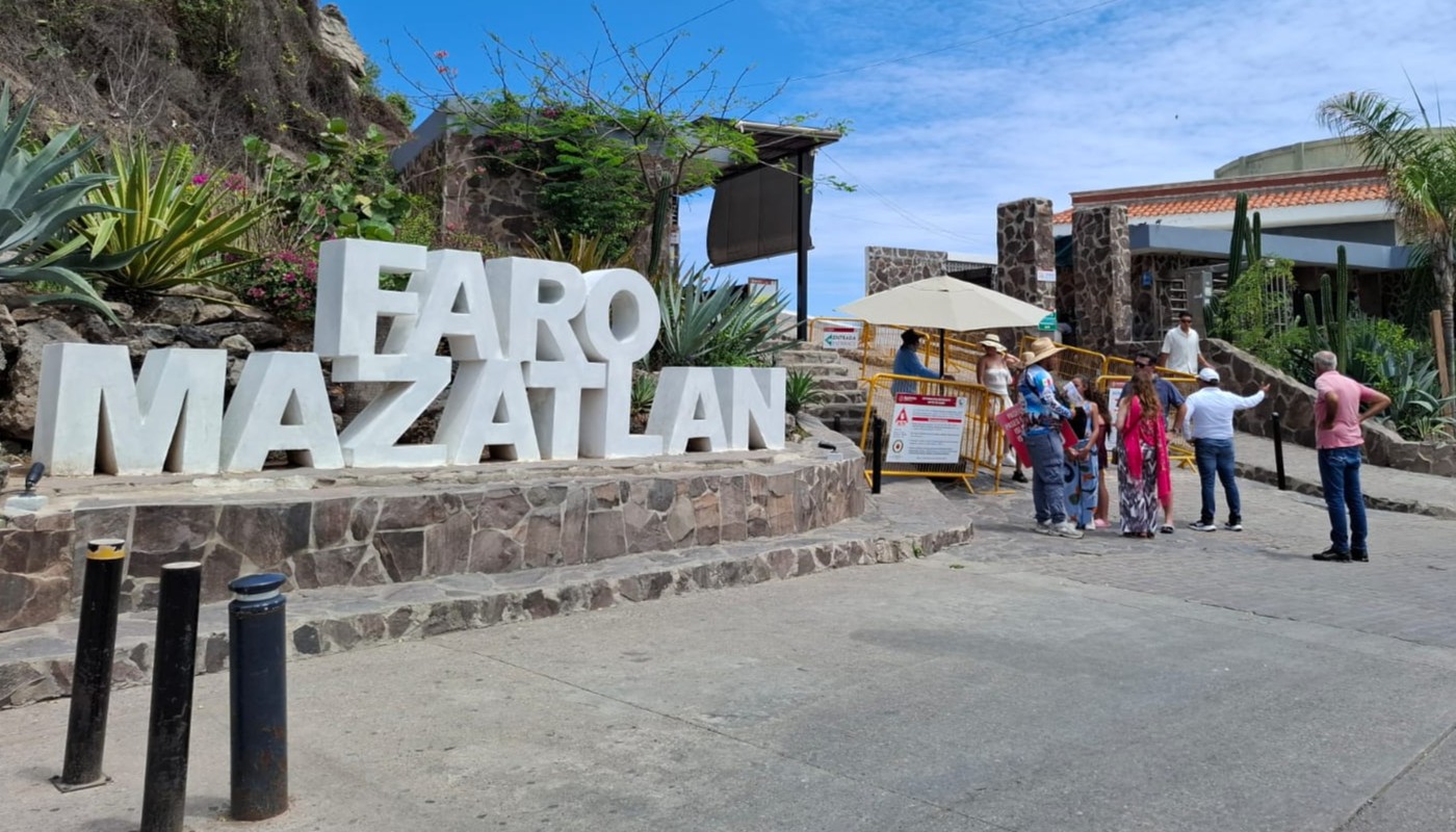 Personas en el Faro de Mazatlán