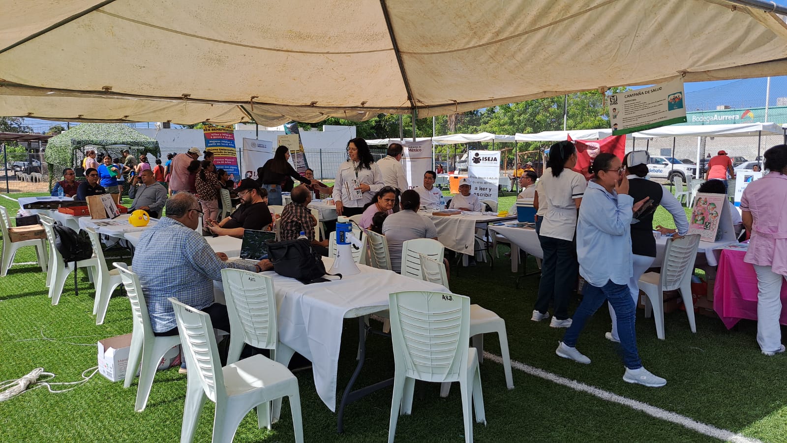 personas en mesas bajo techo