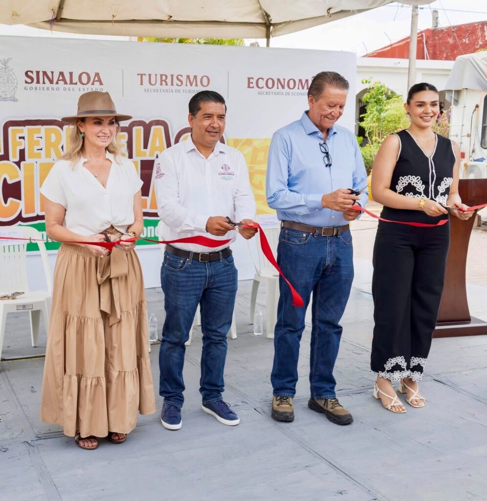 Personas cortando un listón de inauguración