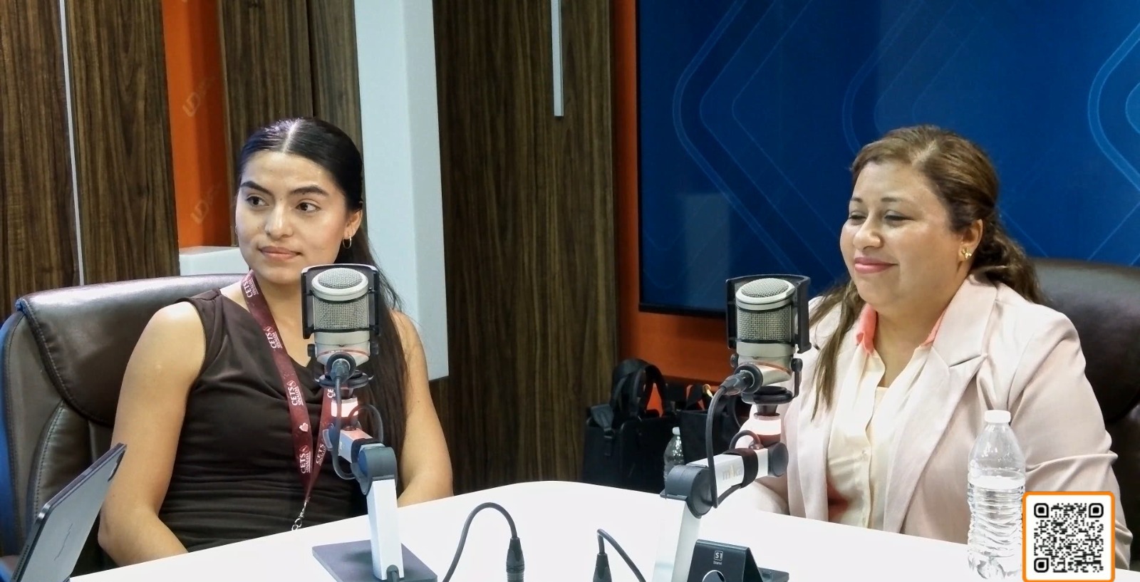Fernanda Zazueta y Olga Salas en entrevista en la primera emisión de Línea Directa