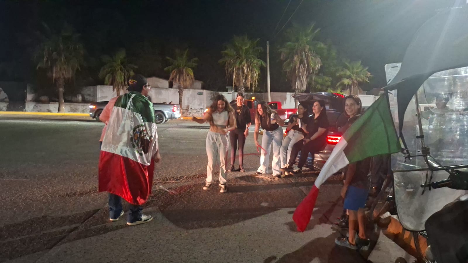 Aficionados guasavenses festejando el pase de México a octavos de final.