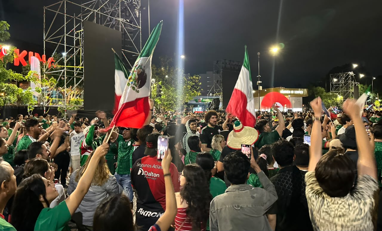 Aficionados continúan festejos en la Minerva tras victoria de México