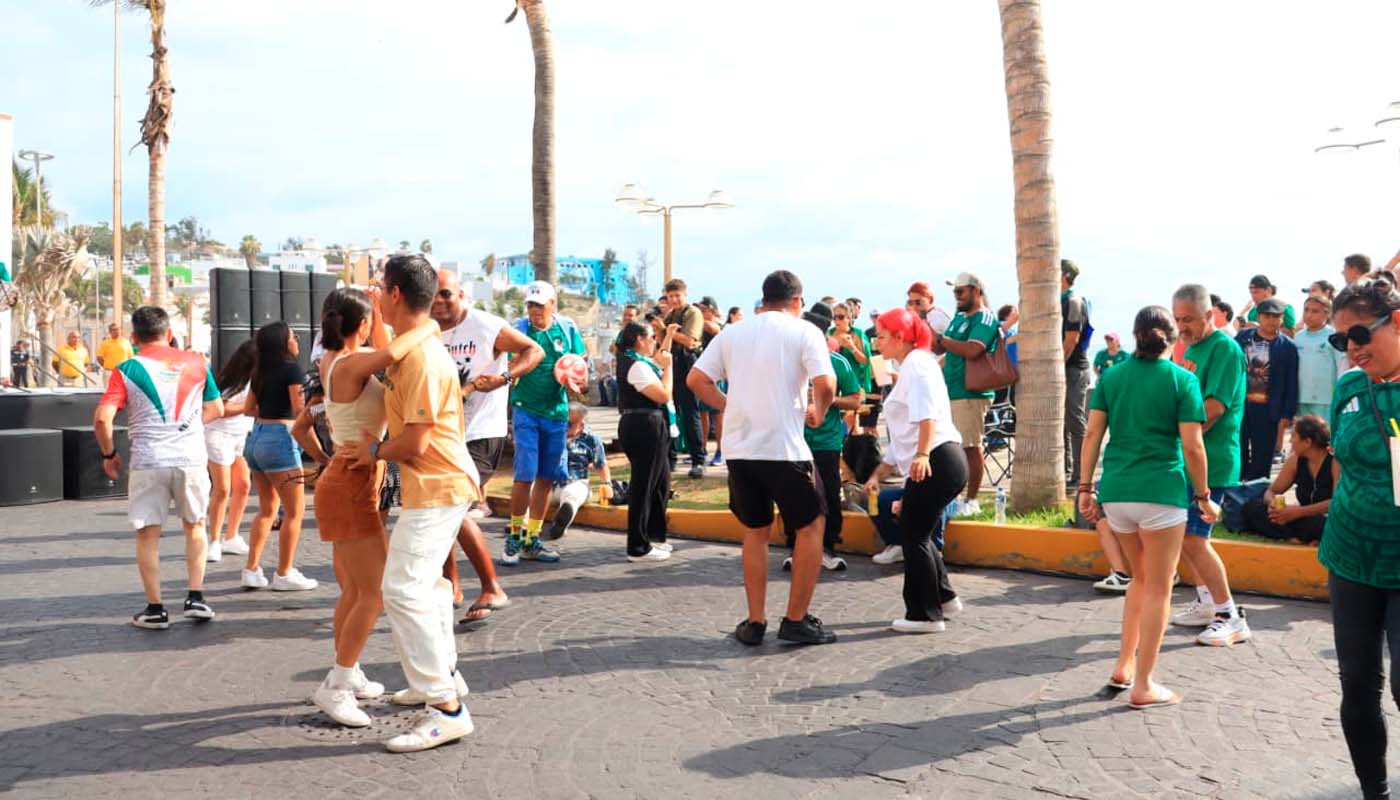 Fiesta futbolera en Olas Altas, Mazatlán