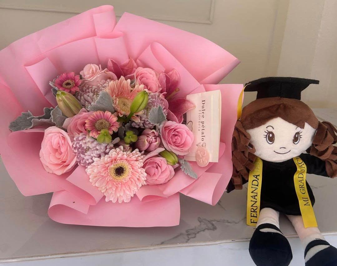 Ramo de flores rosas con un peluche de graduaciones