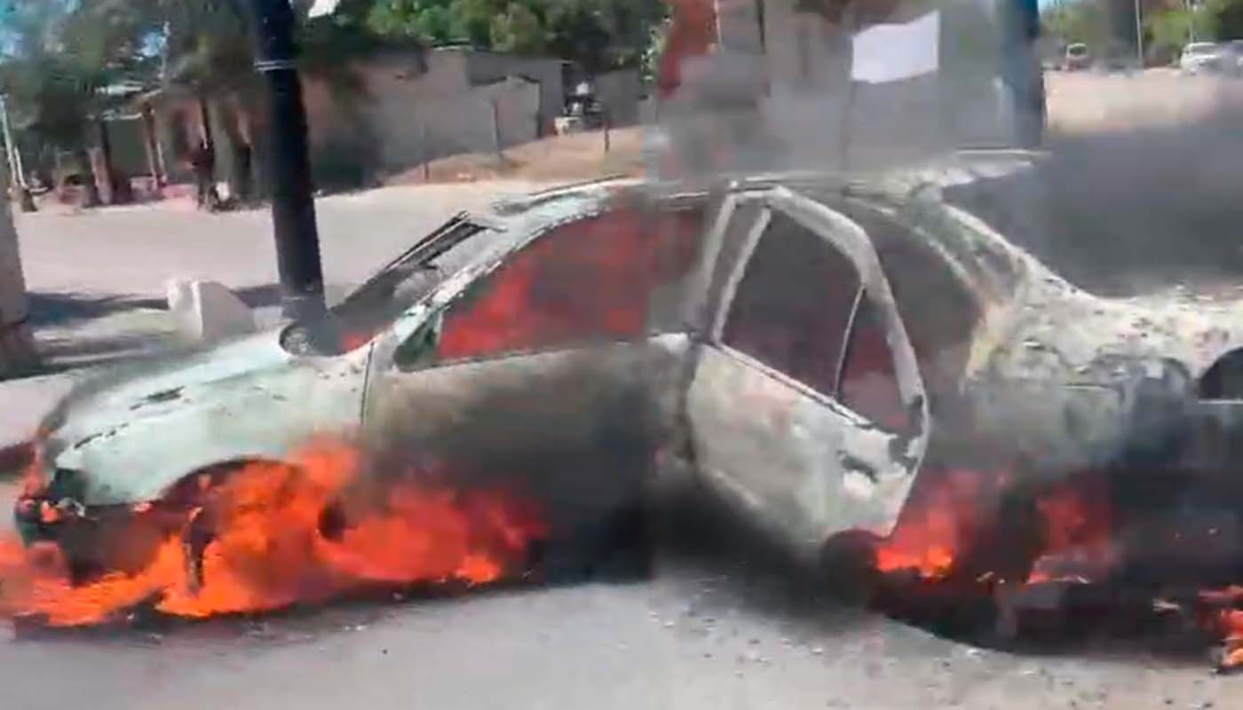 Fuego consume vehículo en Guasave