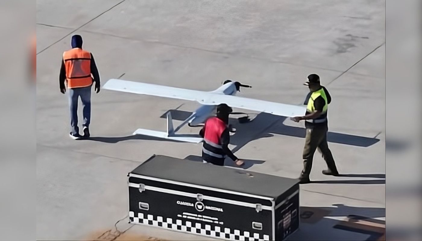 Elementos de seguridad junto a un dron en un aereopuerto