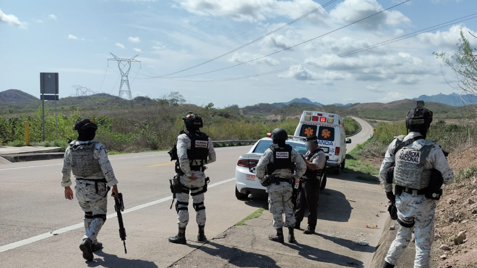 Localizan a hombre sin vida y con ropa camuflada