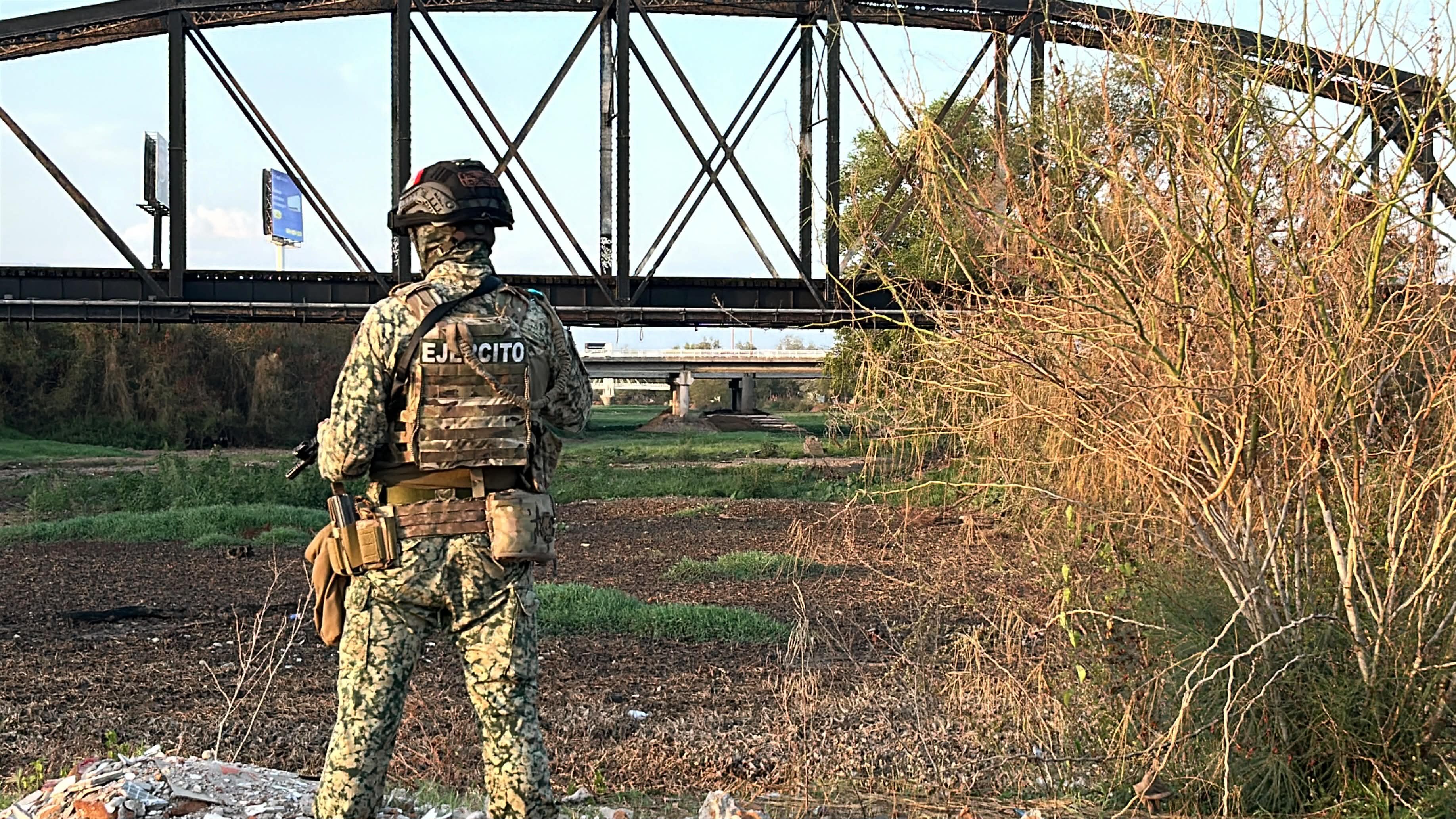 Elemento del Ejército Mexicano en el lugar del hallazgo.