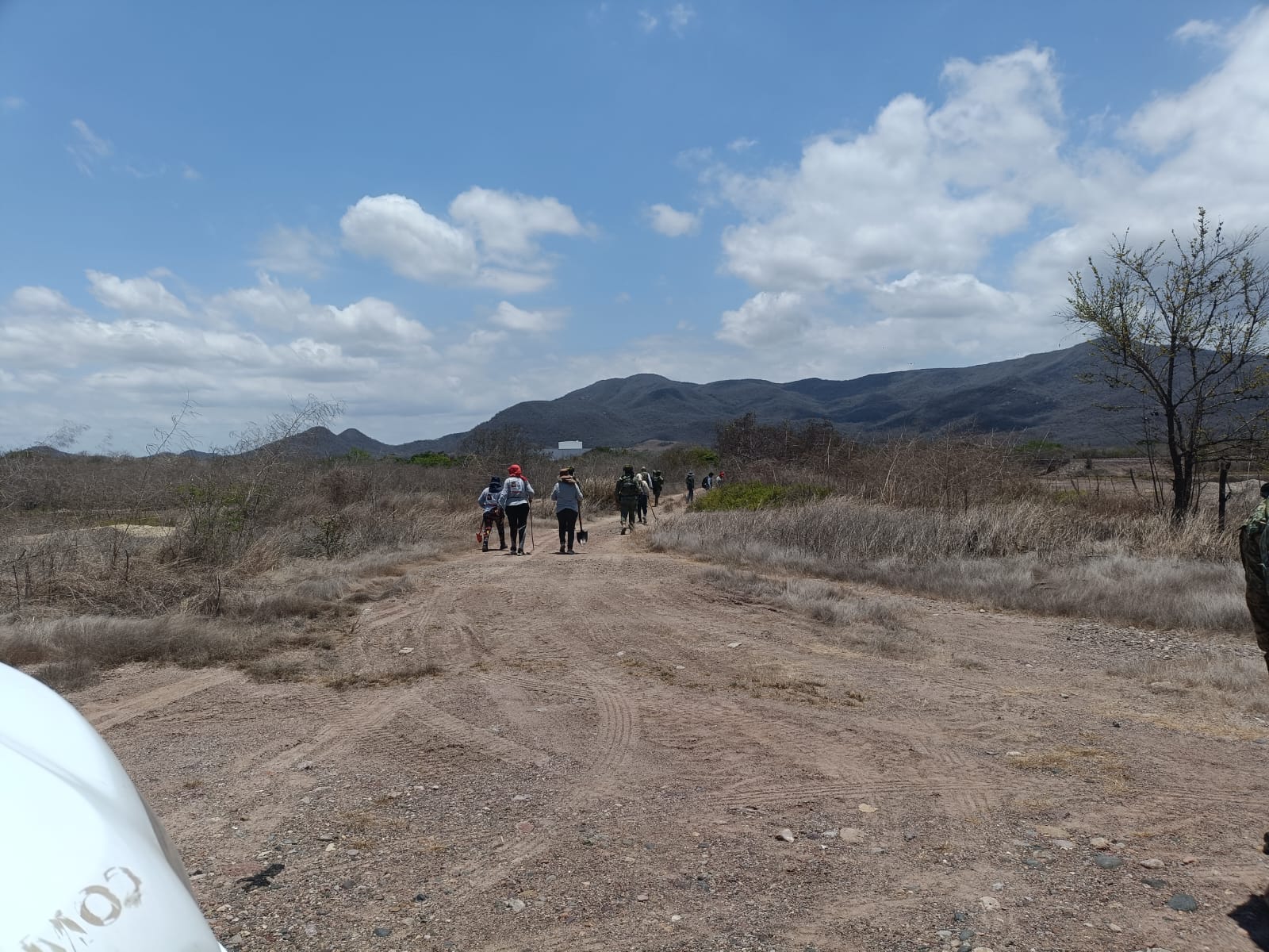 Colectivo Tesoros Perdidos Hasta Encontrarlos y autoridades en el lugar del hallazgo de las fosas clandestinas.