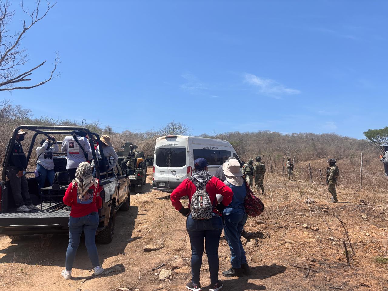 Miembros del colectivo de búsqueda y autoridades en el lugar del hallazgo.