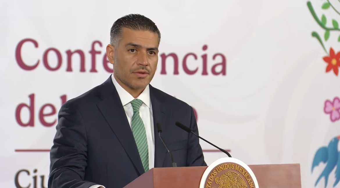 Harfuch con traje en conferencia mañanera