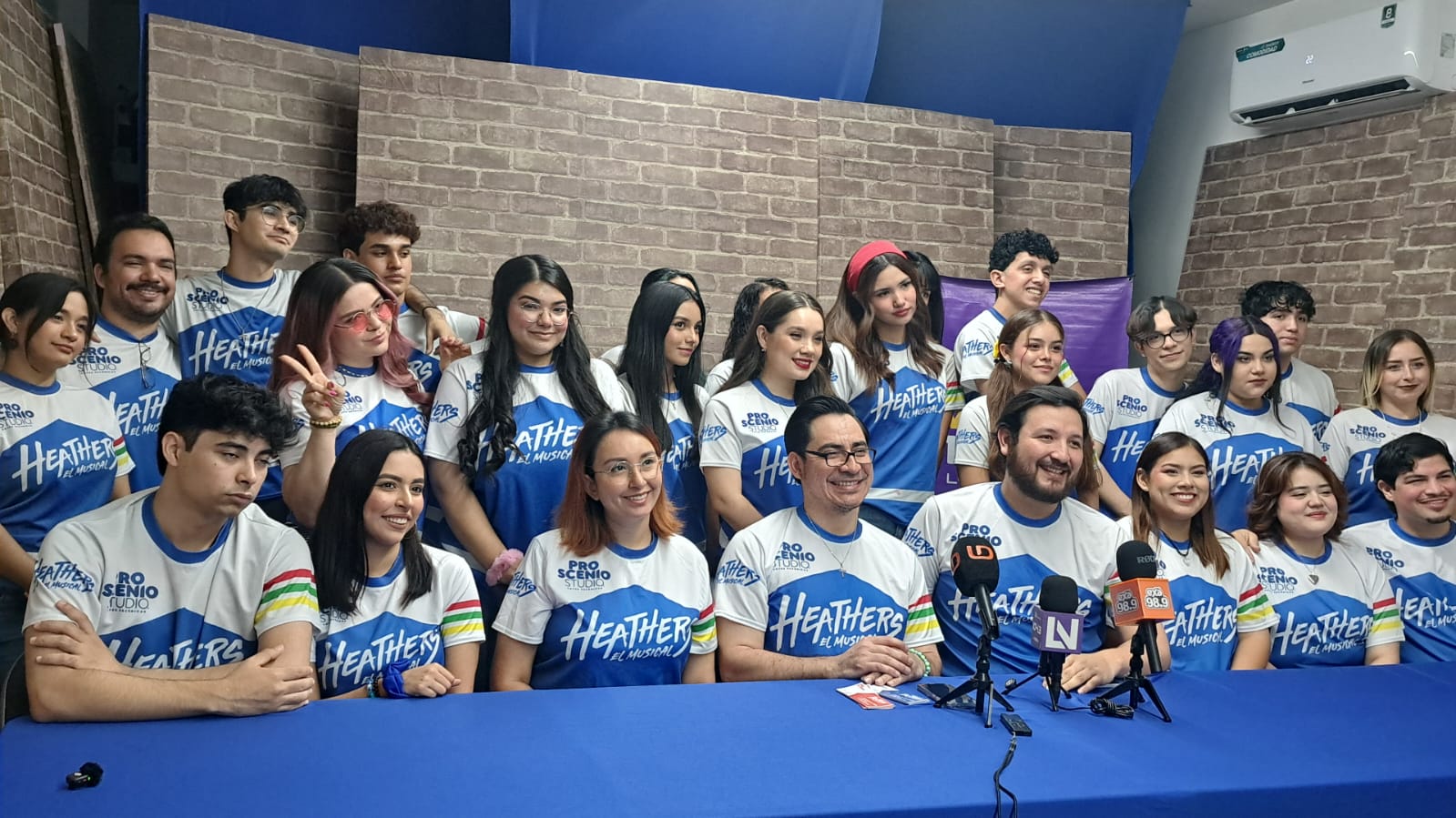Elenco de “Heathers” brindando una conferencia de prensa.