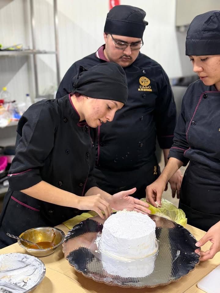 Hilda Araujo y estudiantes de Gastronomía de la UAdeO
