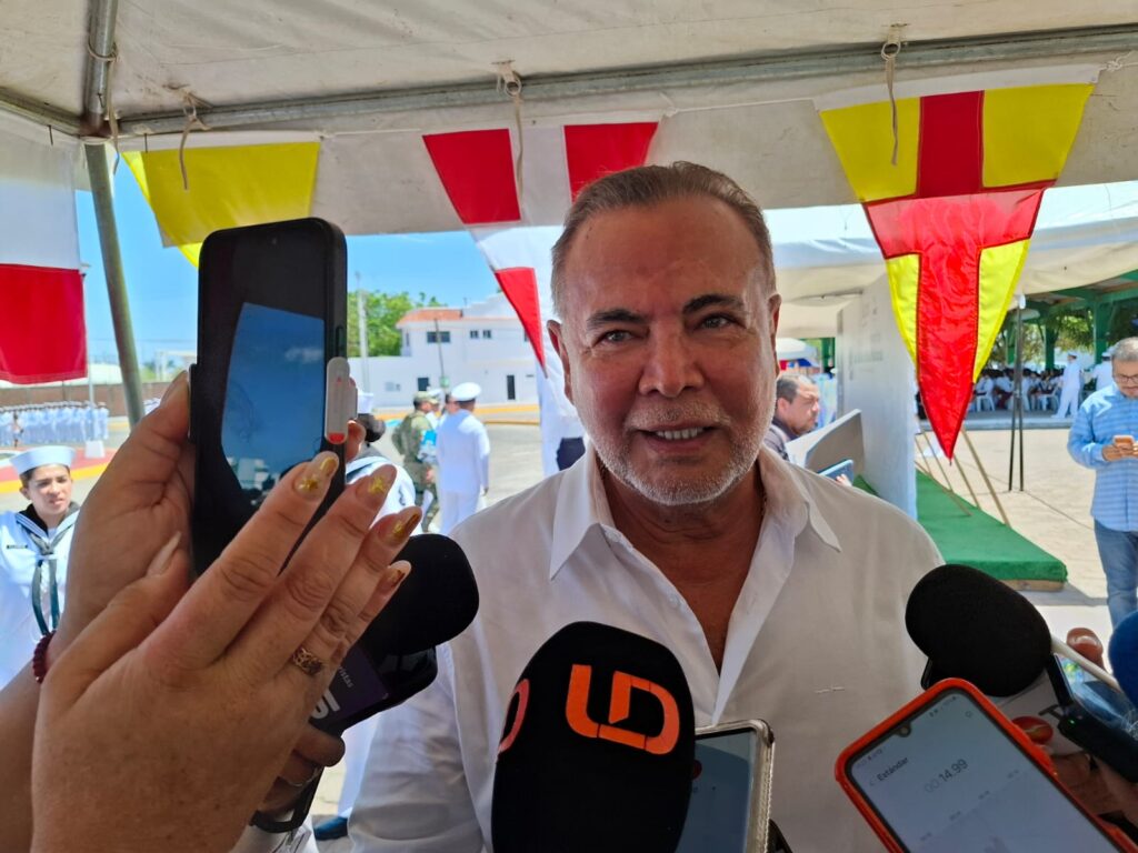 Humberto Becerra Batista hablando con los medios