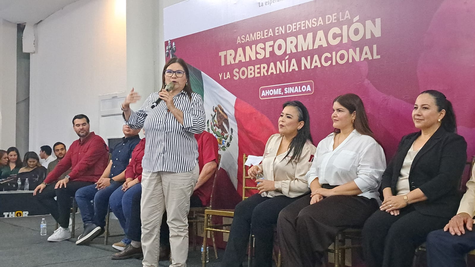 Imelda Castro en la asamblea en defensa de la transformación y la soberanía nacional en Los Mochis.