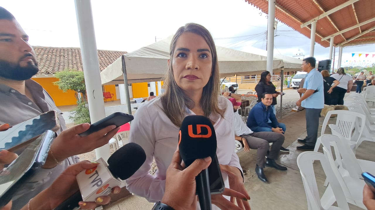 Ana Marcela Herrera López con micrófono de Línea Directa