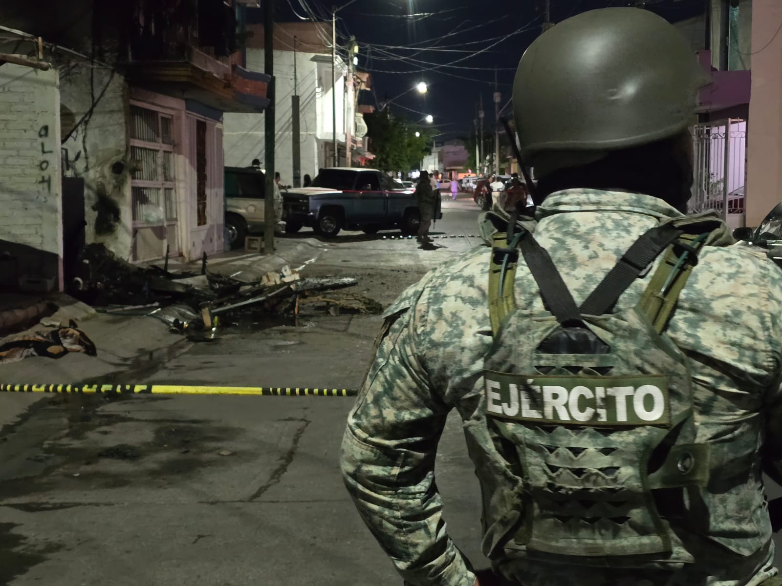 Militar frente a una zona acordonada