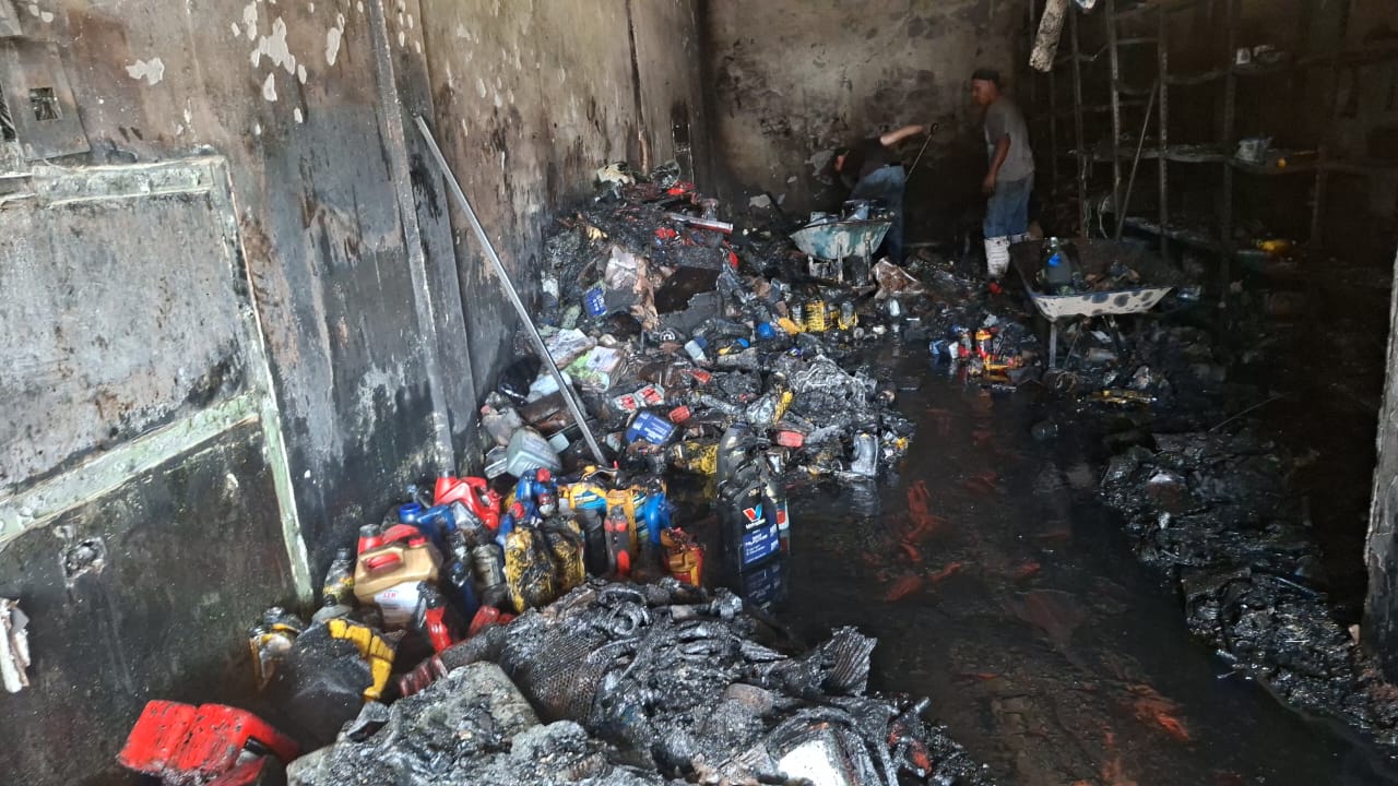 Daños por el incendio en ferretera de Guasave.