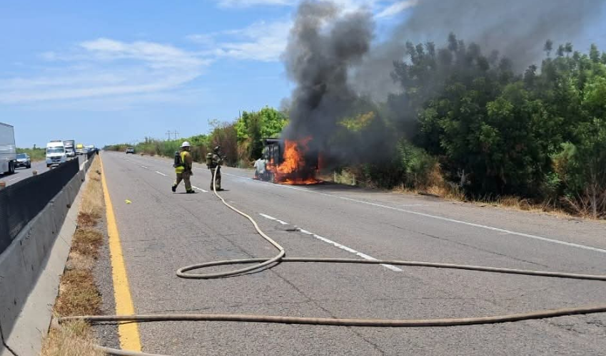 Bomberos de Guasave sofocan el incendio de un camión con cilindros de gas LP 