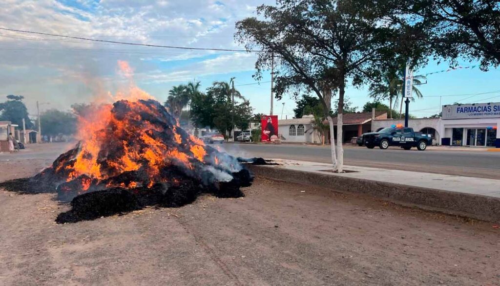 Pacas de alimento para ganado se queman en Guasave