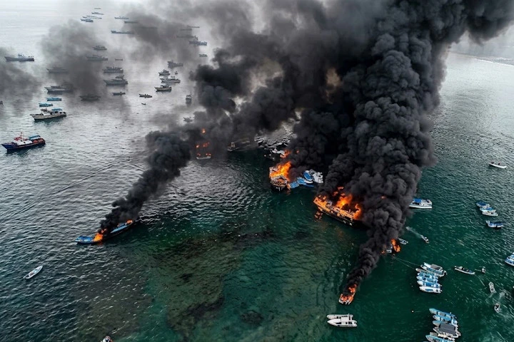 Aparatoso incendio consume al menos 35 barcos en puerto de Ecuador: VIDEO