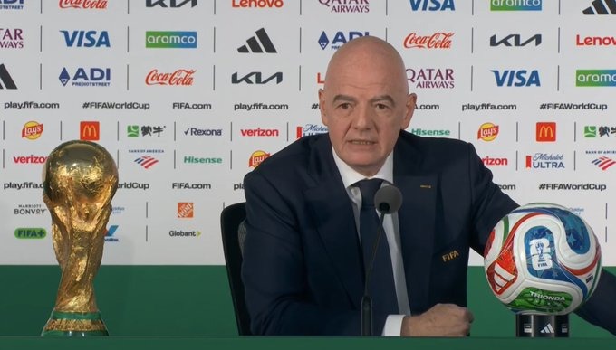 Gianni Infantino con la Copa del Mundo y el balón Trionda