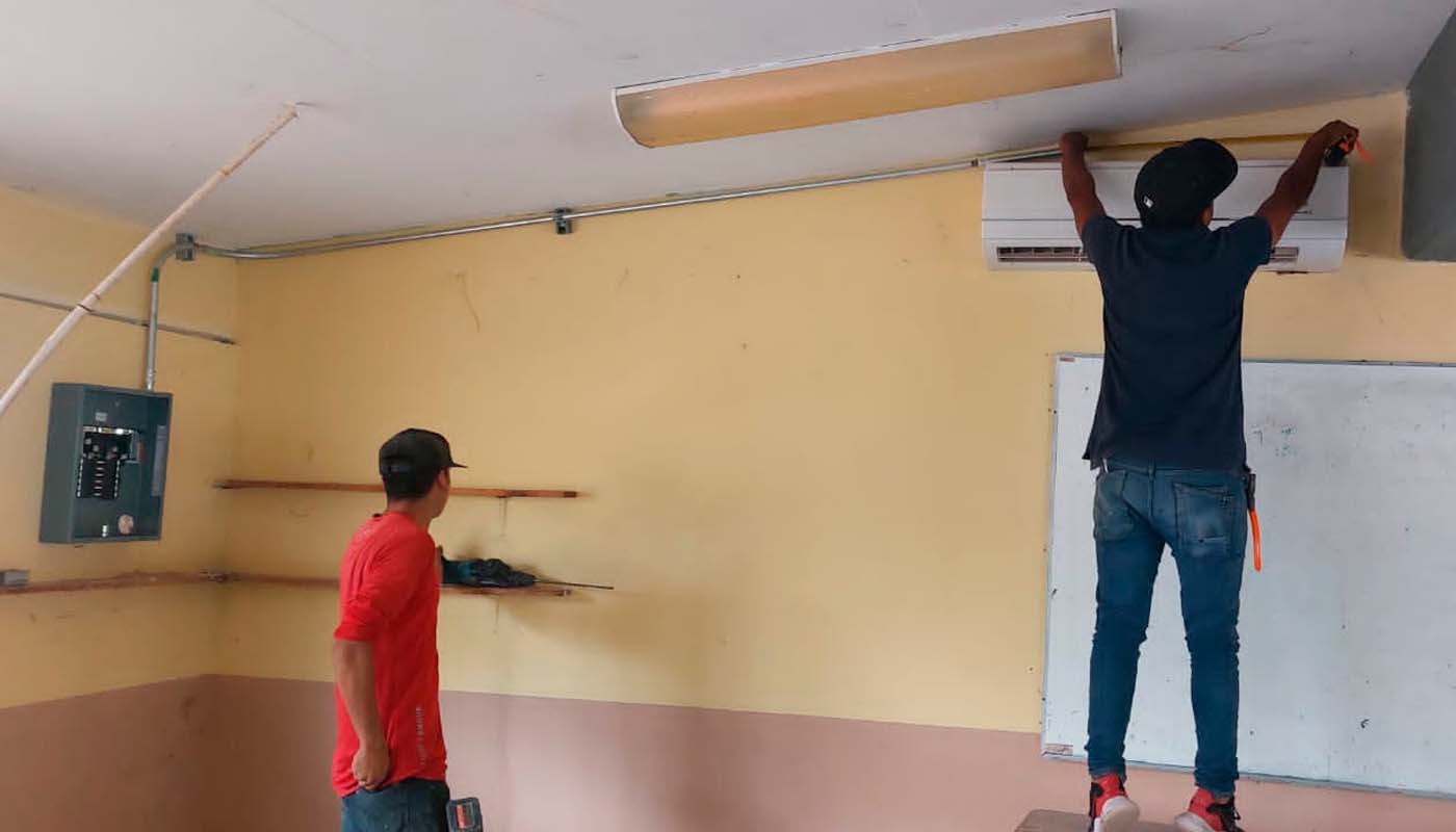 Instalación de aires acondicionados en escuela de Sinaloa