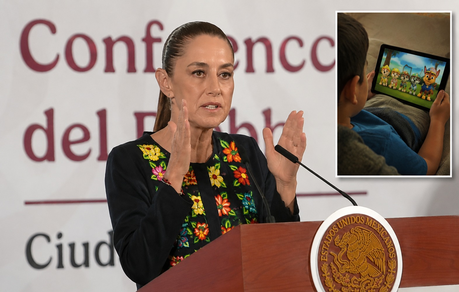 Claudia Sheinbaum junto a un niño con una tablet